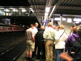 Reisegruppe mit Bahnstellenleiter