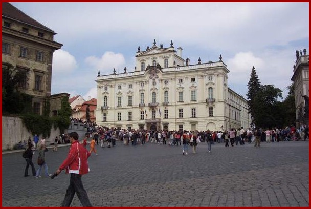 04 - Erzbischofpalast auf dem Hradschin-Platz.jpg