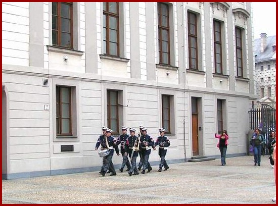 07 - Musiksoldaten auf dem Weg zur Wachablsung.jpg.jpg