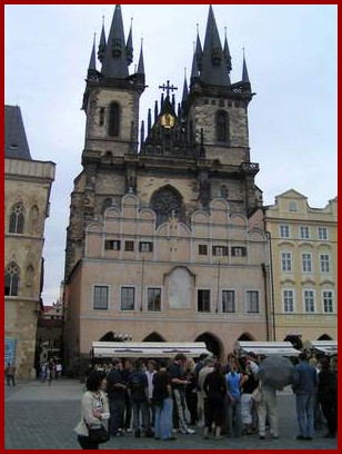 02 - Kirche der Jungfrau Maria vor dem Theyn.jpg