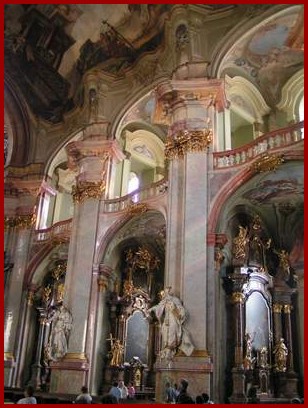 18 - Barocker Innenraum St. Nikolaus-Dom.jpg