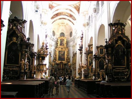 20 - Altar in St.Thomas-Kirche mit Bildern von Rubens.jpg