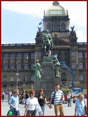 33 - Reiterdenkmal des Frsten St. Wenzel.jpg