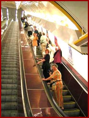 35 - Metrostation Rolltreppe (nichts fr Gehbehinderte).jpg